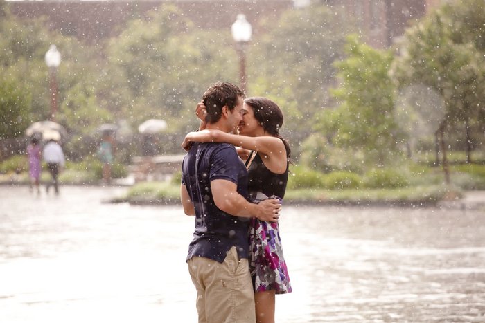 Поцеловаться под дождем